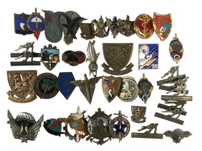 de nombreux types différents d'insignes militaires sur fond blanc