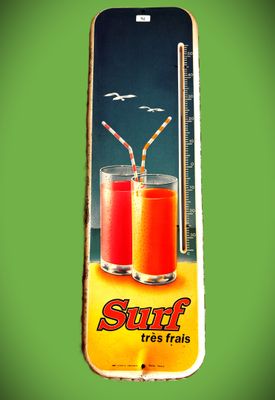 un thermomètre sur lequel figurent deux verres de jus de fruits