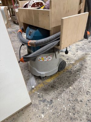 une machine qui se trouve au milieu de la pièce