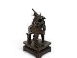 statue en bronze représentant un samouraï avec un sabre, posée sur un socle