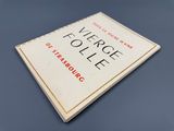 un gros plan d'un livre posé sur une table