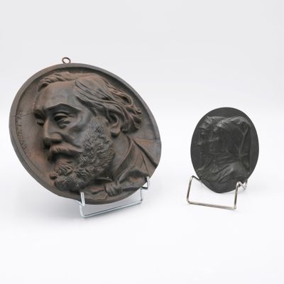 deux médaillons en bronze représentant un homme barbu et une pièce de monnaie