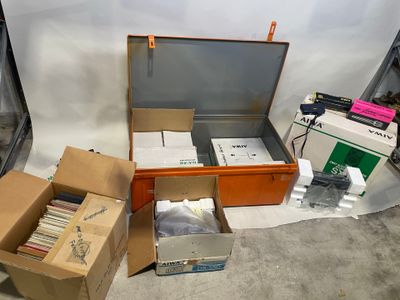 de nombreux cartons posés sur le sol les uns à côté des autres
