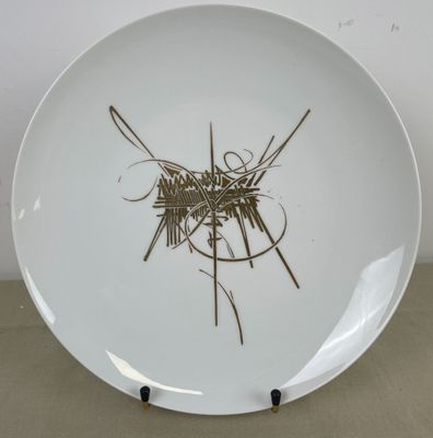 une assiette blanche sur laquelle sont disposés plusieurs bâtonnets