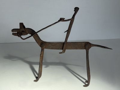 sculpture d'un cheval en métal, au long cou et aux longues pattes