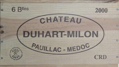 une boîte en bois sur laquelle est collée une étiquette portant l'inscription « Château Duhart-Millon »