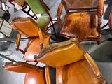 Il y a de nombreux types de chaises dans cette pièce