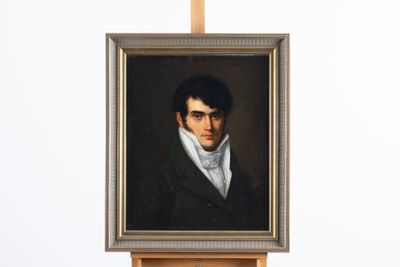 tableau représentant un homme vêtu d'un manteau noir et d'une chemise blanche