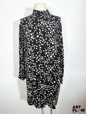 une robe à pois noirs et blancs sur un mannequin, un mannequin, un mannequin, un mannequin, un mannequin, un mannequin, un mannequin, un mannequin, un mannequin, un mannequin, un mannequin, un mannequin, un mannequin, un mannequin, un mannequin, un mannequin, un mannequin, un mannequin, un mannequin, un mannequin, un mannequin, un mannequin, un mannequin, un mannequin, un mannequin, un mannequin, un mannequin, un mannequin, un mannequin, un mannequin, un mannequin, un mannequin, un mannequin, un mannequin, un mannequin, un manne
