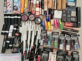 beaucoup de maquillage et de produits de maquillage disposés sur une table