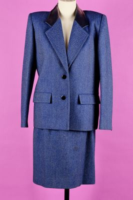 une image représentant un costume bleu sur un mannequin