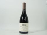 une bouteille de vin posée sur une table