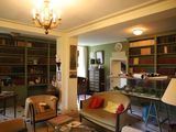 un salon avec de nombreux livres sur les étagères
