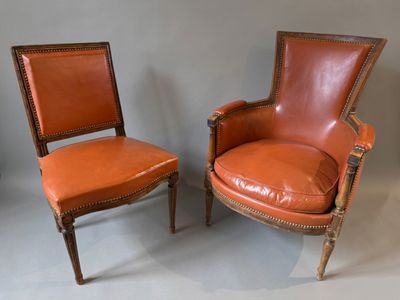 paire de fauteuils en cuir avec structure en bois et dossier recouvert de cuir