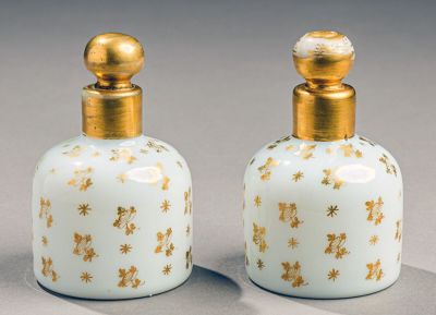paire de flacons de parfum anciens en verre, ornés d'étoiles dorées
