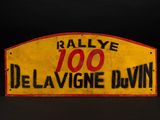un panneau jaune et rouge sur lequel on peut lire « Rallye 100 Delavigne d'Inn »