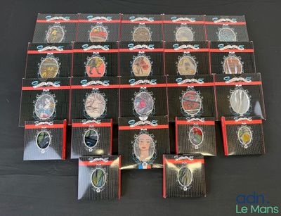 de nombreux badges posés sur une table noire