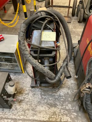une image d'une machine à souder dans un garage