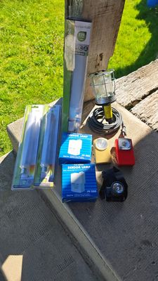 Lot de deux appliques, baladeuse et divers LOT A RETIRER SUR…