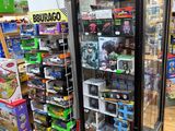 une vitrine dans un magasin de jouets, avec des jouets sur les étagères