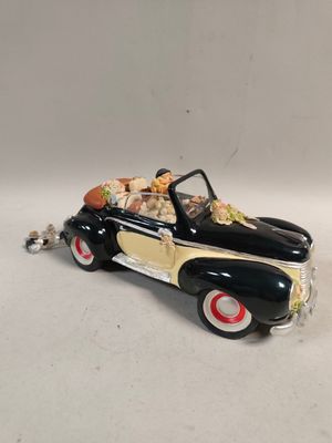 une petite voiture avec un chien à l'arrière