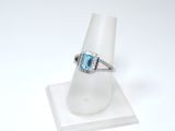 une photo d'une bague sertie d'une topaze bleue et de diamants