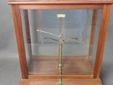une vitrine en verre avec une horloge à l'intérieur