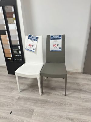 Deux chaises MOBILIER DE FRANCE (pv 50€ unité), un tapis gri… - Photo 1