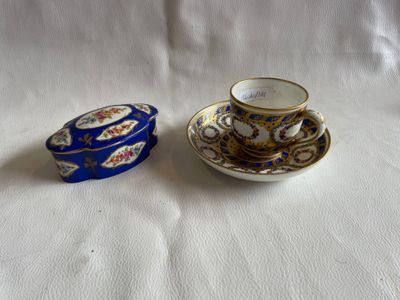 deux tasses et soucoupes sont posées sur une nappe blanche