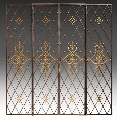 un ensemble de quatre portes moustiquaires anciennes en fer avec des motifs décoratifs