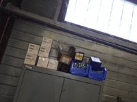 T43: 4 racks orange/bleu (vide) + 3 armoires métaiiques avec… (photo 5)
