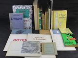 plusieurs livres sont empilés sur une table
