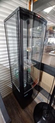 une vitrine en verre dans un coin d'un magasin