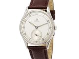 gros plan d'une montre-bracelet avec un bracelet en cuir marron