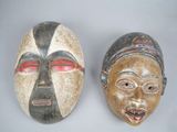 paire de masques africains aux yeux rouges sur fond gris