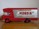 un camion jouet posé sur une table