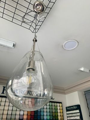 une lampe suspendue au plafond de la pièce