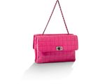 un sac à main rose dont la poignée est reliée à une chaîne