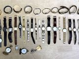 beaucoup de montres et d'autres montres posées sur une table