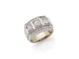 une bague en diamant et plaquée platine, signée Van Cleef