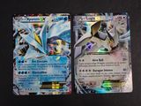 deux cartes pokemon posées l'une sur l'autre sur une table