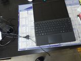 un ordinateur portable posé sur un bureau, à côté d'une souris et d'un clavier
