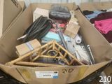 une boîte en carton contenant divers objets