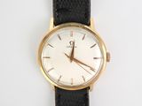 une image d'un gros plan d'une montre-bracelet sur une surface blanche