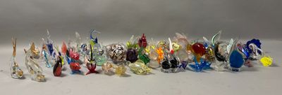 de nombreuses figurines en verre alignées les unes à côté des autres