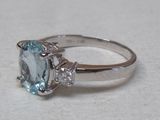 une bague sertie d'une topaze bleue et de diamants