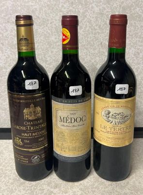 trois bouteilles de vin rouge sont alignées sur un comptoir
