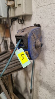une machine bleue à laquelle est accrochée une étiquette jaune