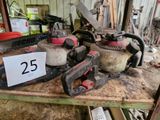 deux tronçonneuses posées sur une table dans un garage
