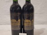 deux bouteilles de vin posées sur une table, à côté d'une étiquette de prix
